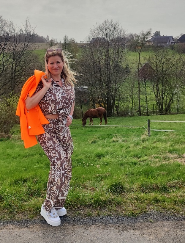 Žena Zdenka v přírodě s koněm